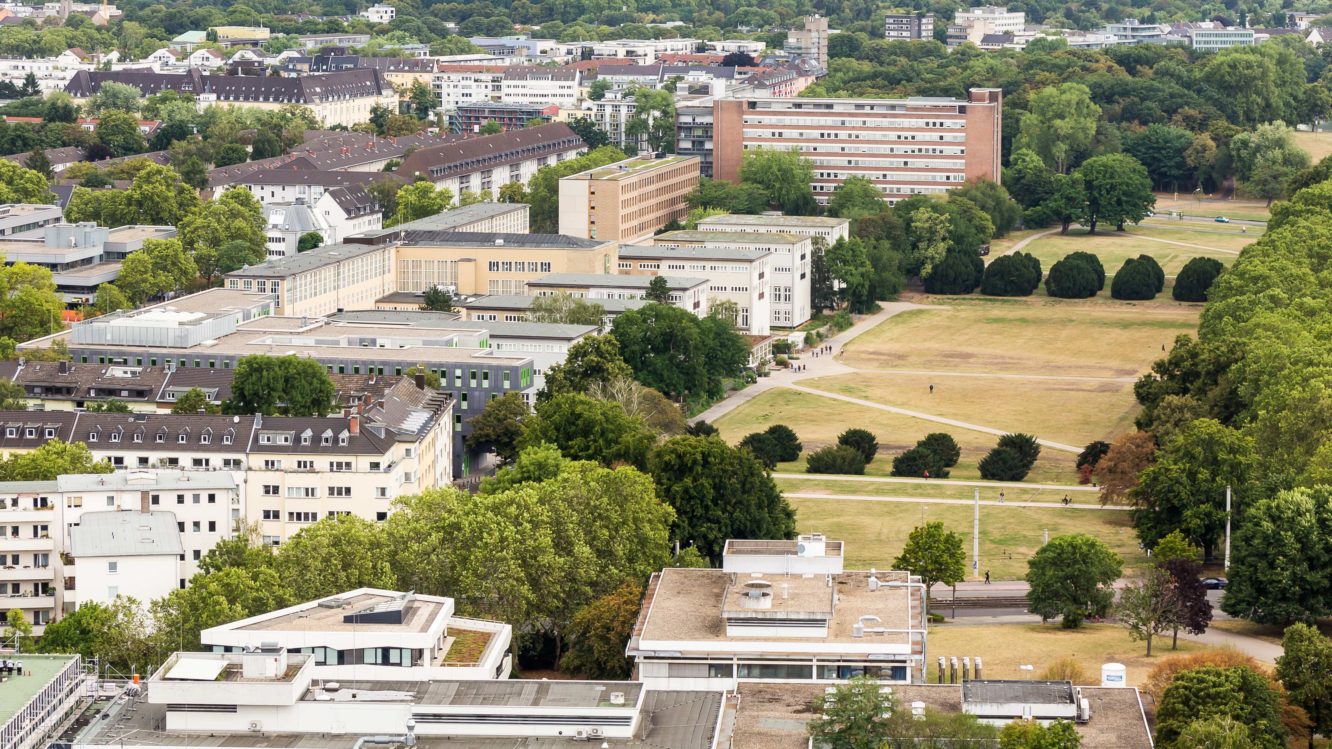 Grüngürtel, Köln und Universität zu Köln © Raimond Spekking / CC BY-SA 4.0 (via Wikimedia Commons)
https://upload.wikimedia.org/wikipedia/commons/e/ef/Innerer_Gr%C3%BCng%C3%BCrtel%2C_K%C3%B6ln_und_Universit%C3%A4t_zu_K%C3%B6ln-0376.jpg